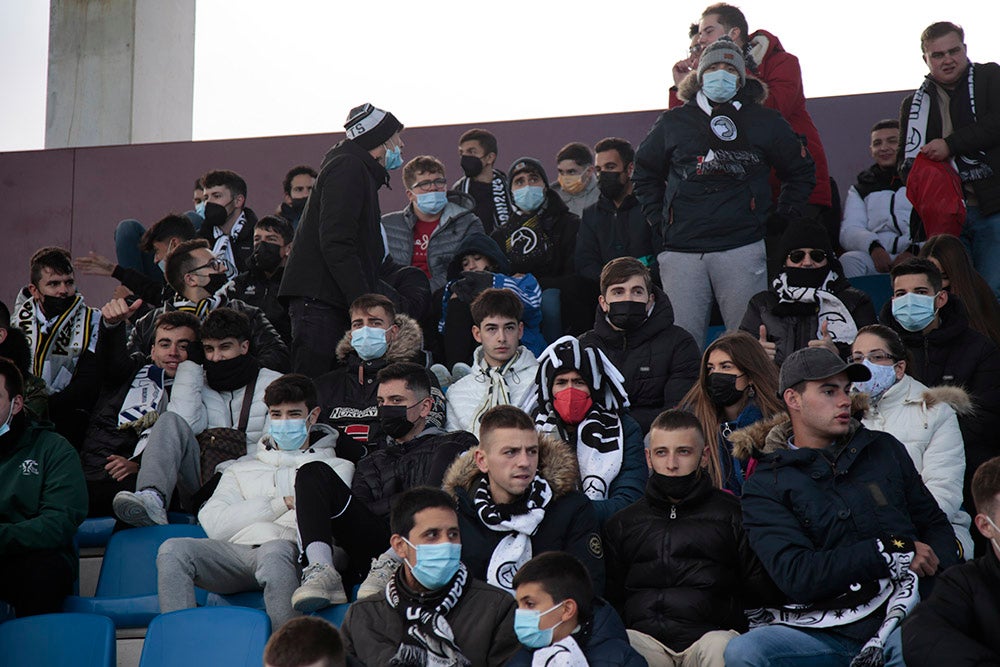 Asientos azules y bufandas y gorros blanquinegros y blanquirrojos como elementos protagonistas de una fría tarde en el Reina Sofía 