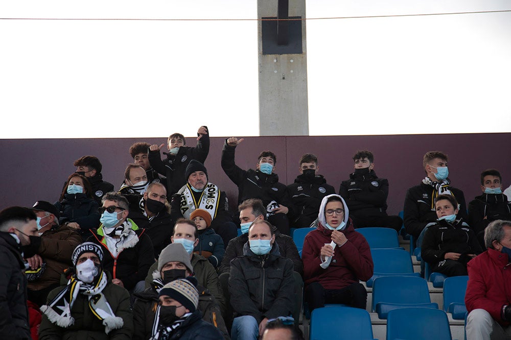 Asientos azules y bufandas y gorros blanquinegros y blanquirrojos como elementos protagonistas de una fría tarde en el Reina Sofía 