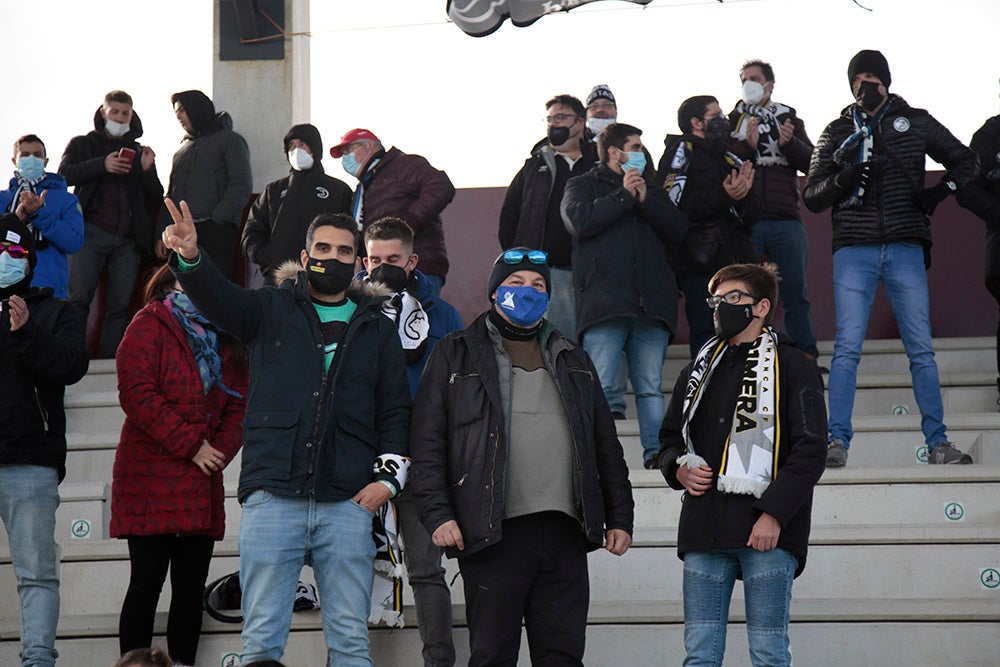 Asientos azules y bufandas y gorros blanquinegros y blanquirrojos como elementos protagonistas de una fría tarde en el Reina Sofía 