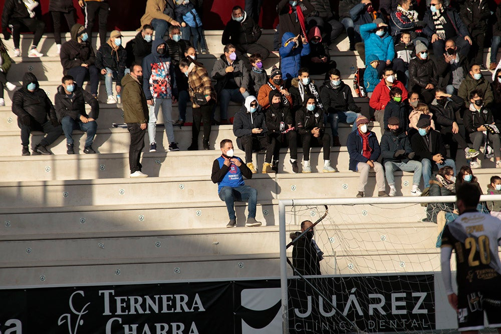 Asientos azules y bufandas y gorros blanquinegros y blanquirrojos como elementos protagonistas de una fría tarde en el Reina Sofía 