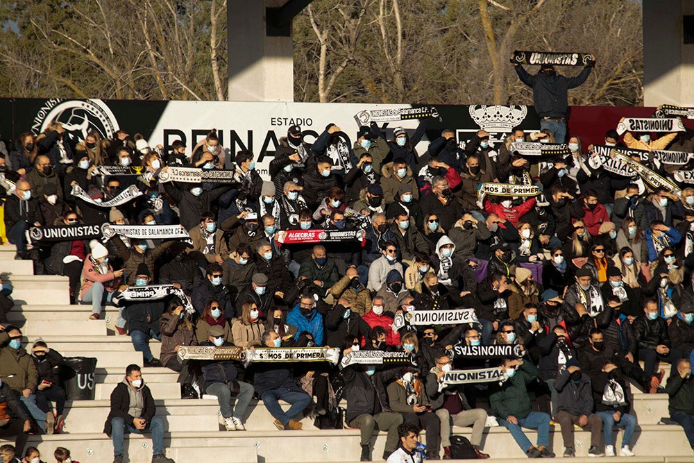 Asientos azules y bufandas y gorros blanquinegros y blanquirrojos como elementos protagonistas de una fría tarde en el Reina Sofía 