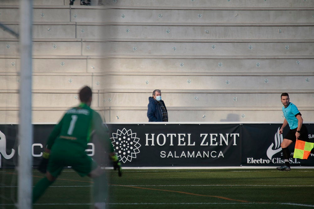 Asientos azules y bufandas y gorros blanquinegros y blanquirrojos como elementos protagonistas de una fría tarde en el Reina Sofía 