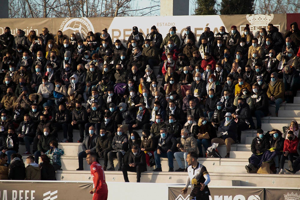 Asientos azules y bufandas y gorros blanquinegros y blanquirrojos como elementos protagonistas de una fría tarde en el Reina Sofía 