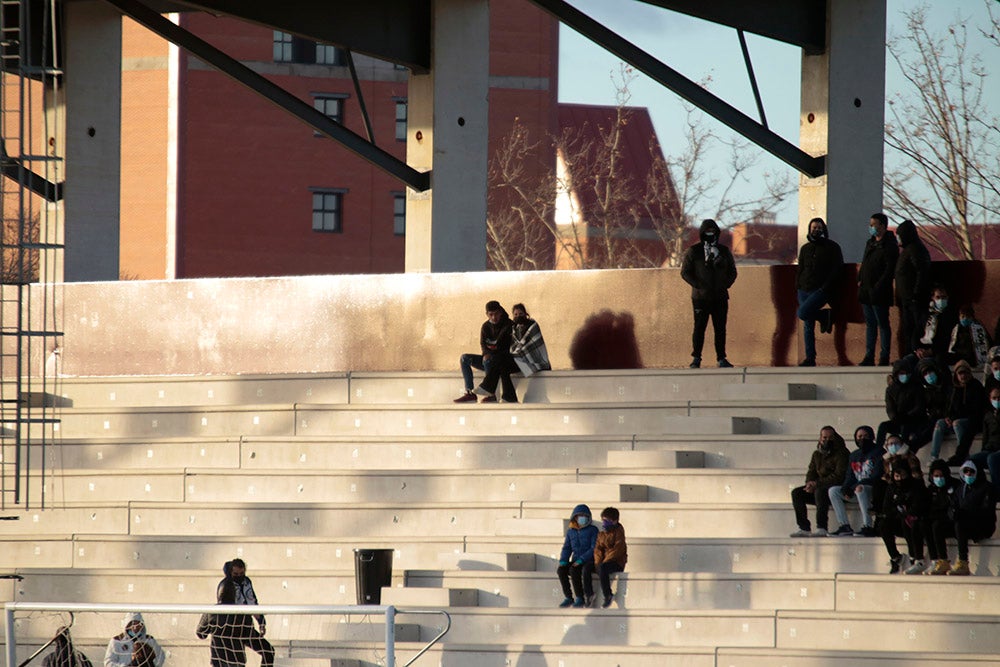 Asientos azules y bufandas y gorros blanquinegros y blanquirrojos como elementos protagonistas de una fría tarde en el Reina Sofía 