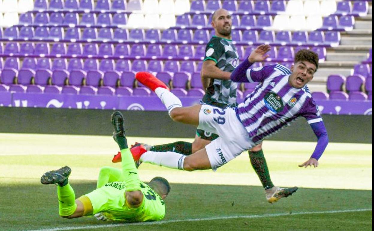 Arroyo, el mejor del partido, recibe la falta que supuso el penalti