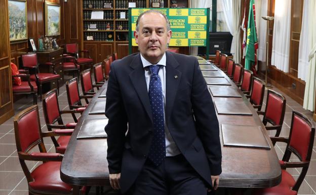 El presidente de Caja Rural de Zamora, en la sala de reuniones de la entidad. 