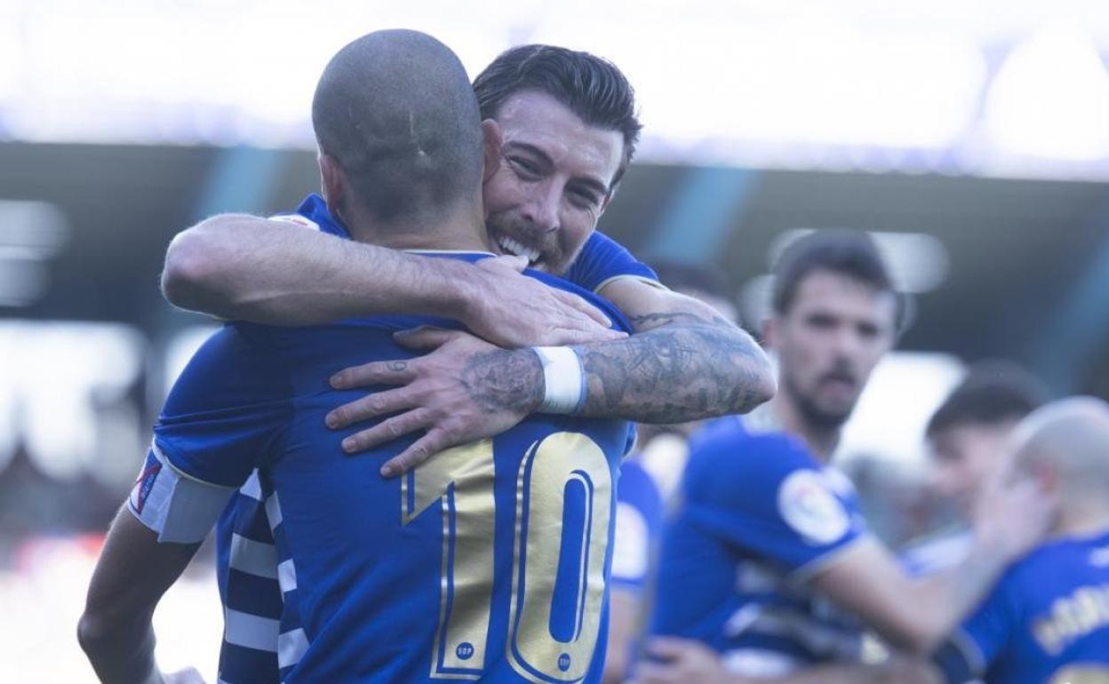 Sergi Enrich se abraza a Yuri en la celebración del gol que dio la victoria a la Ponferradina. 