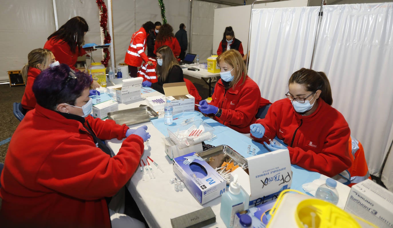 Fotos: La vacunación prosigue en Palencia en el Día de la Constitución