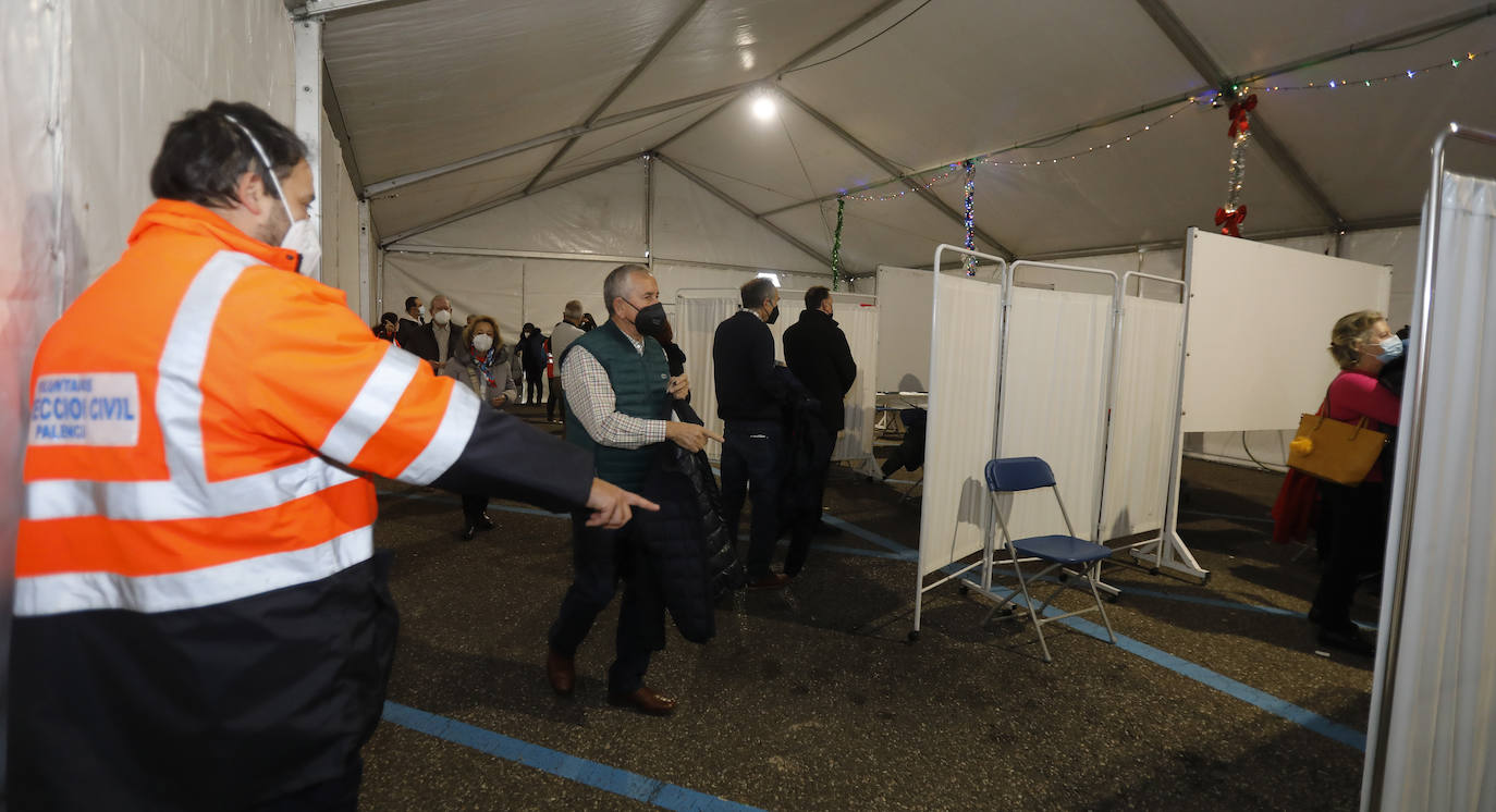 Fotos: La vacunación prosigue en Palencia en el Día de la Constitución