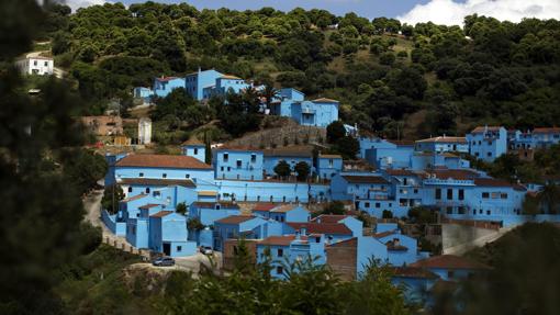 Hace una década que Sony hizo popular la localidad después de pintar todas sus casas de azul para estrenar allí su película de los Pitufos. Luego sus vecinos (unos 240 en la actualidad) tomaron la decisión de mantener las pinturas de sus casas con ese color, lo que sin duda ha hecho de este pueblo un lugar especial en términos turísticos. Júzcar es el 'Pueblo Pitufo', situado en plena Serranía de Ronda y del Valle del Genal, rodeado de castaños, chaparros y encinas.