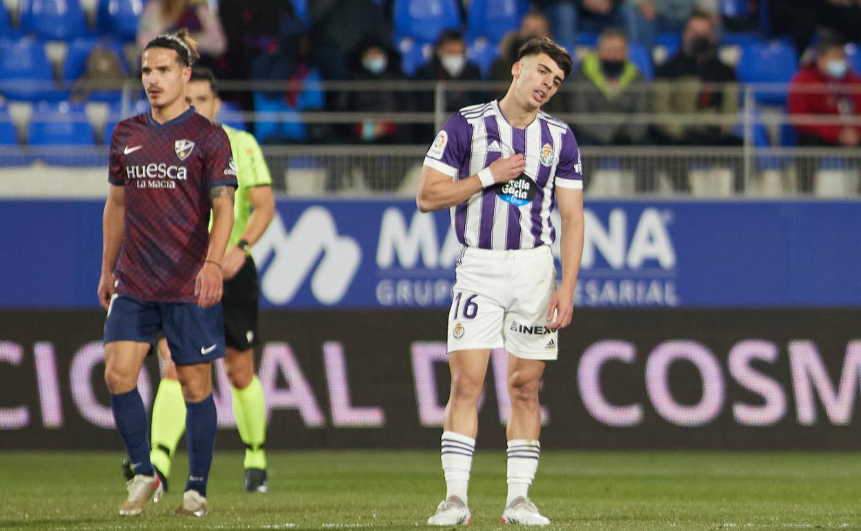 Álvaro Aguado, con la mirada perdida, se lamenta sobre el césped de El Alcoraz tras encajar un gol. 