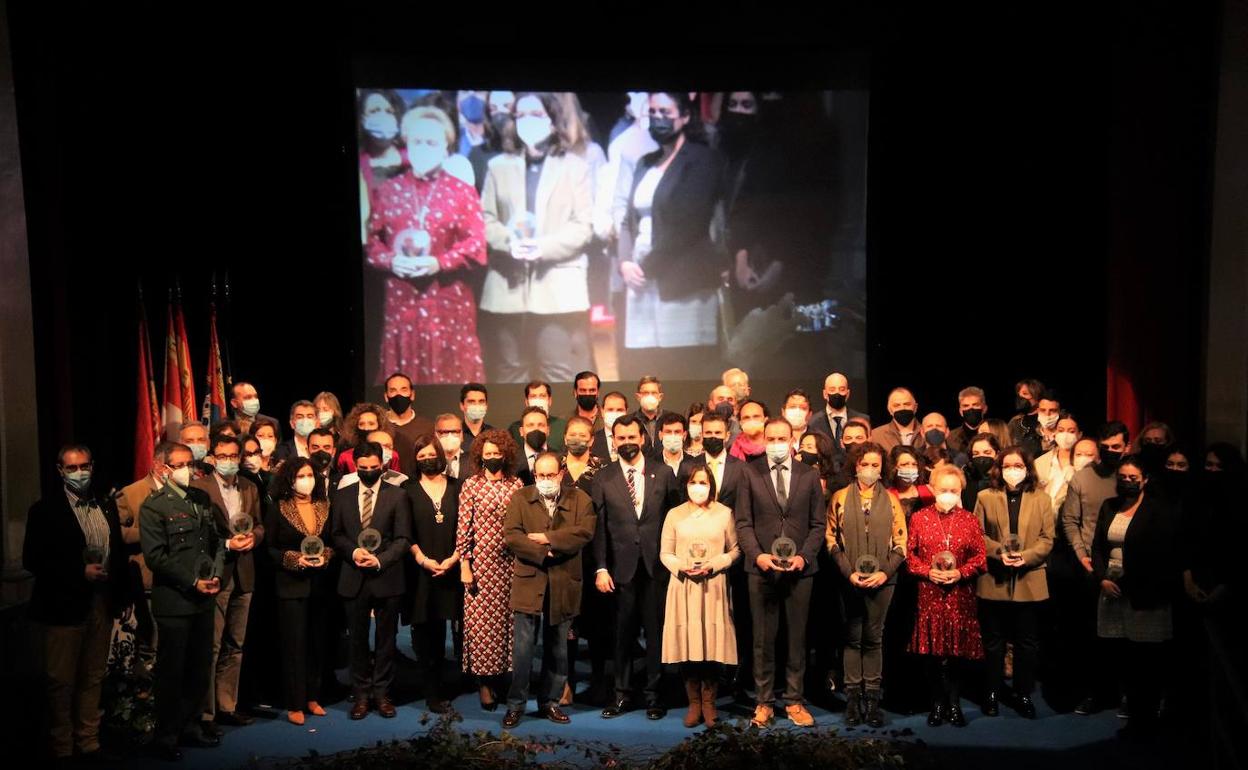 Participantes en el homenaje a la Constitución celebrado en el Teatro Principal María Luisa Ponte. Fernando Fradejas