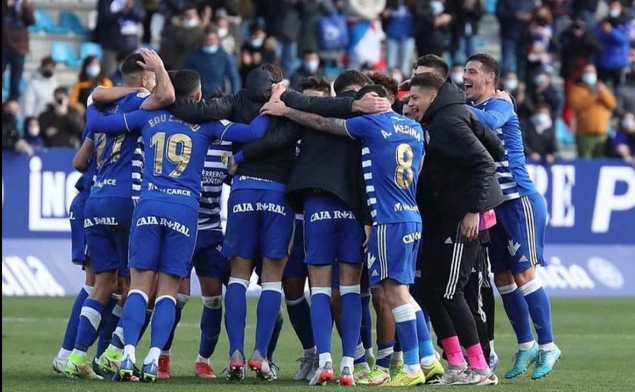 Los jugadores de la Ponferradina celebran el último triunfo a pie de campo. 