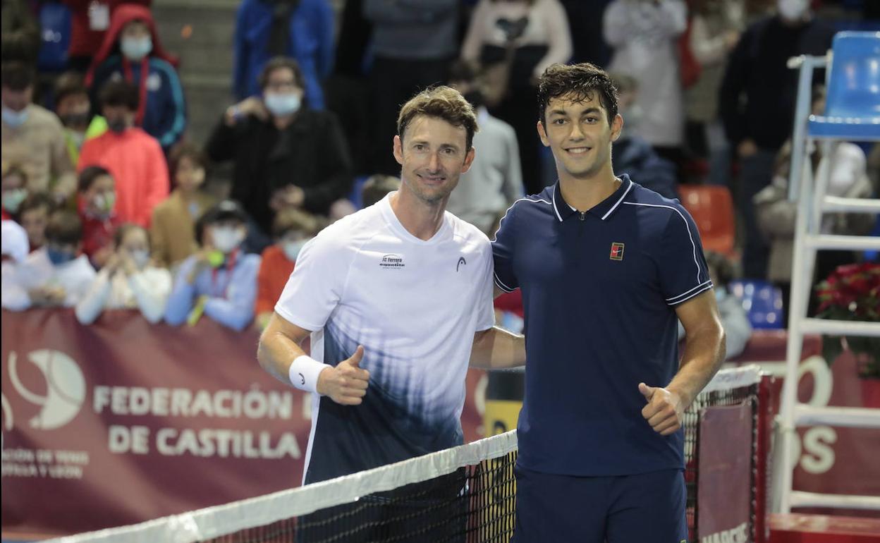 Juan Carlos Ferrero y Daniel Rincón posan antes del partido. 