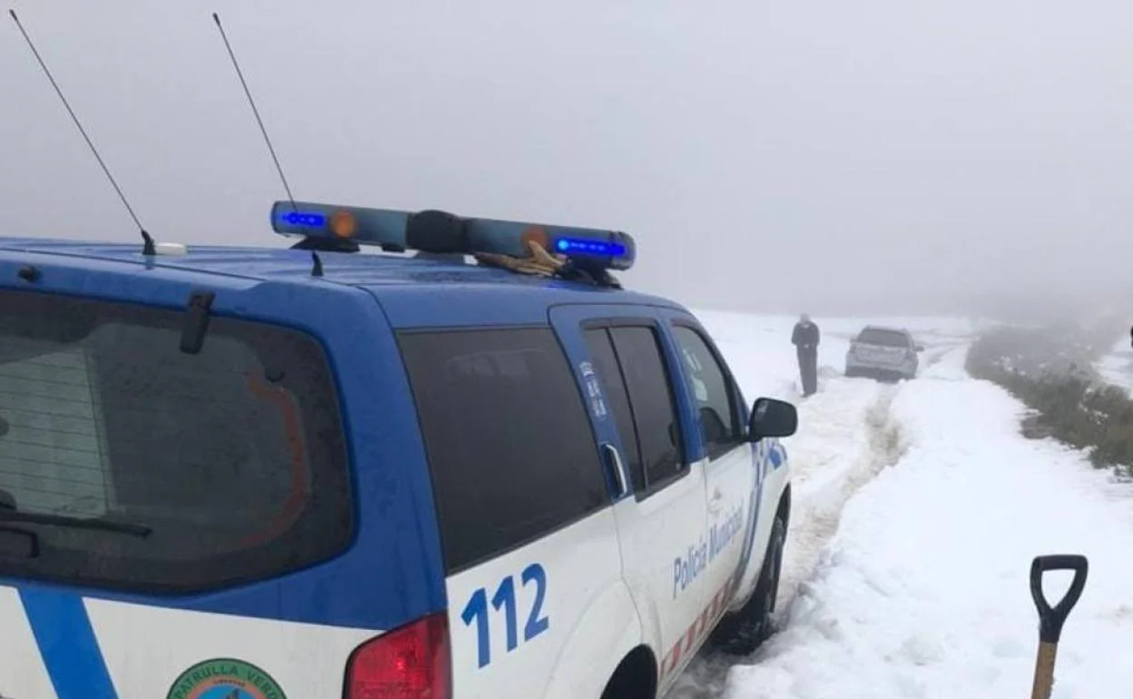 Abandonan su coche atrapado por la nieve en el Morredero y vuelven a Ponferrada con la Policía