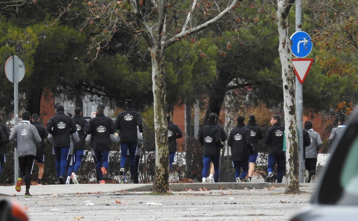 Sesión sin pisar el césped: vídeo, gimnasio... y al trote por el asfalto hasta el cerro de las Contiendas