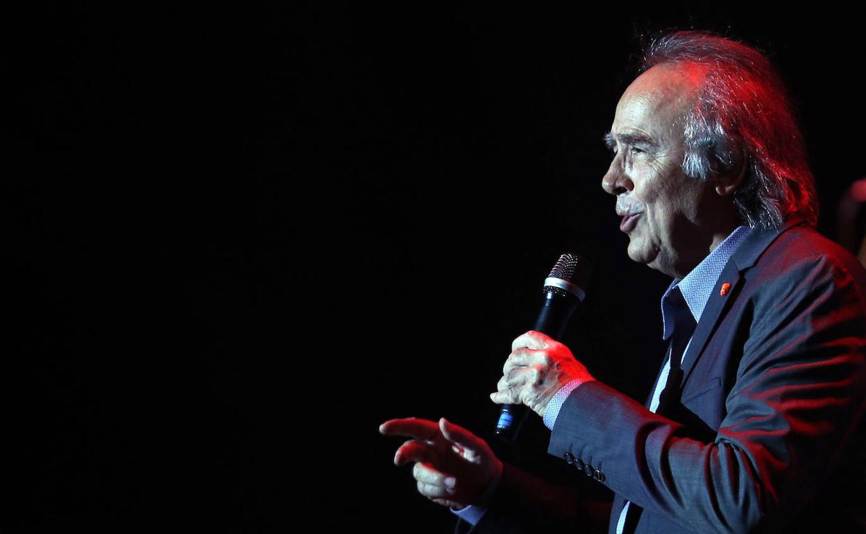 Serrat, durante un concierto. 