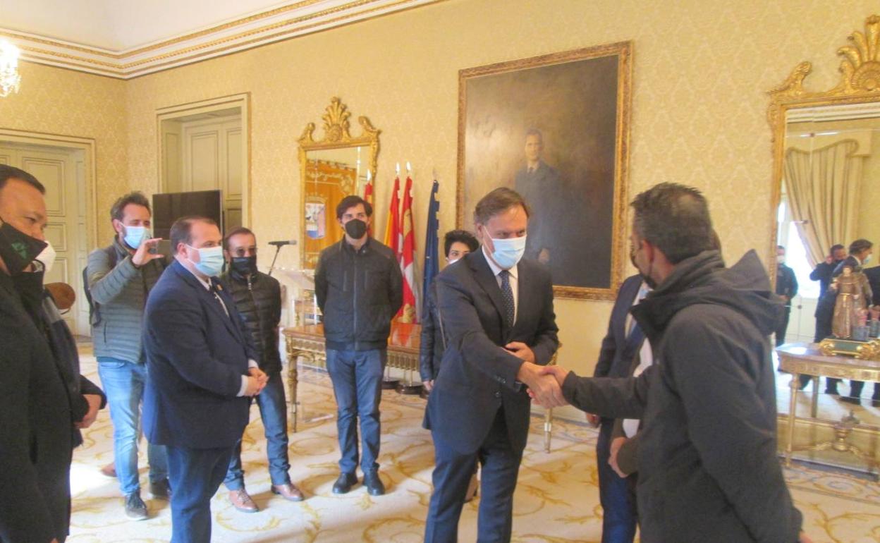 El alcalde, Carlos García Carbayo, saludando a un miembro de la delegación mejicana.