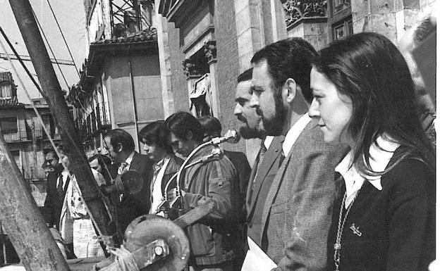 El nuevo alcalde se dirige al público congregado en la Plaza Mayor tras su toma de posesión el 20 de abril de 1979.