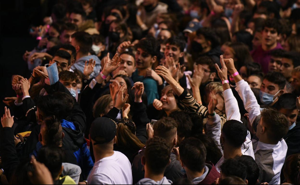 Asistentes al concierto de Natos y Waor celebardo en el polideportivo Pisuerga.