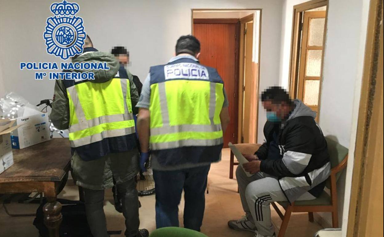 Agentes de la Policía Nacional intervienen una de las sociedades desde las que operaba la organización