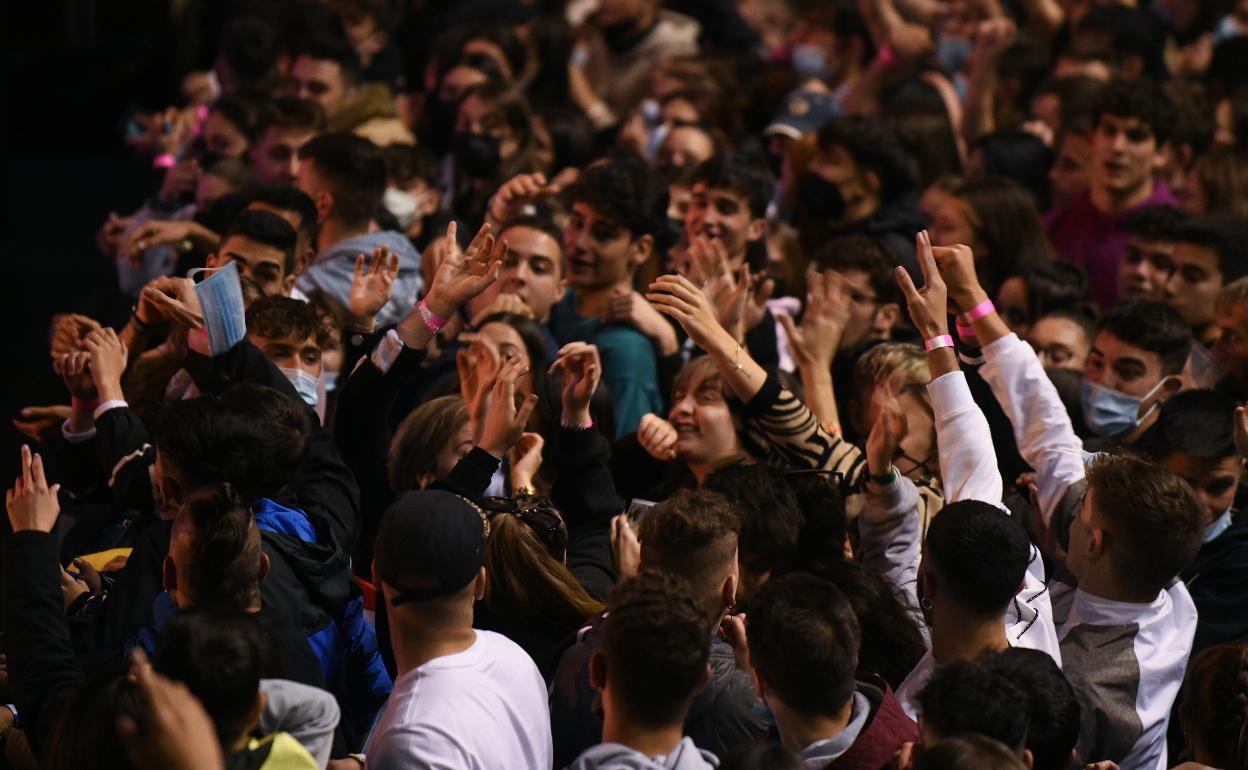 Asistentes al concierto de Natos y Waor celebrado en el polideportivo Pisuerga.