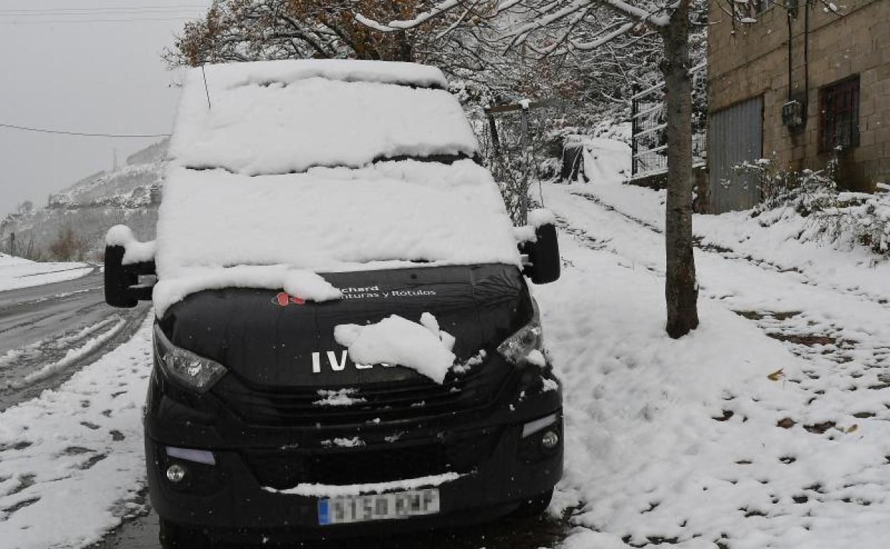 Una furgoneta cubierta de nieve en Barrios de Luna, en la provincia de León. 