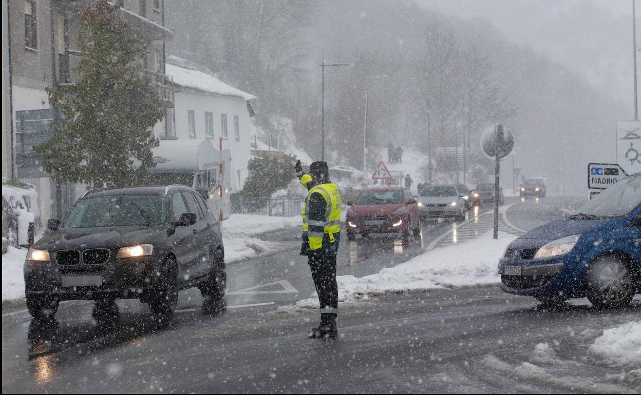 El temporal de nieve afecta a 62 carreteras y puertos de montaña