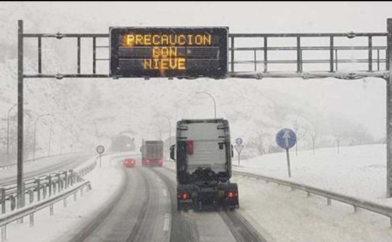 La nieve está dificultando la circulación en varios puertos de la provincia de León.