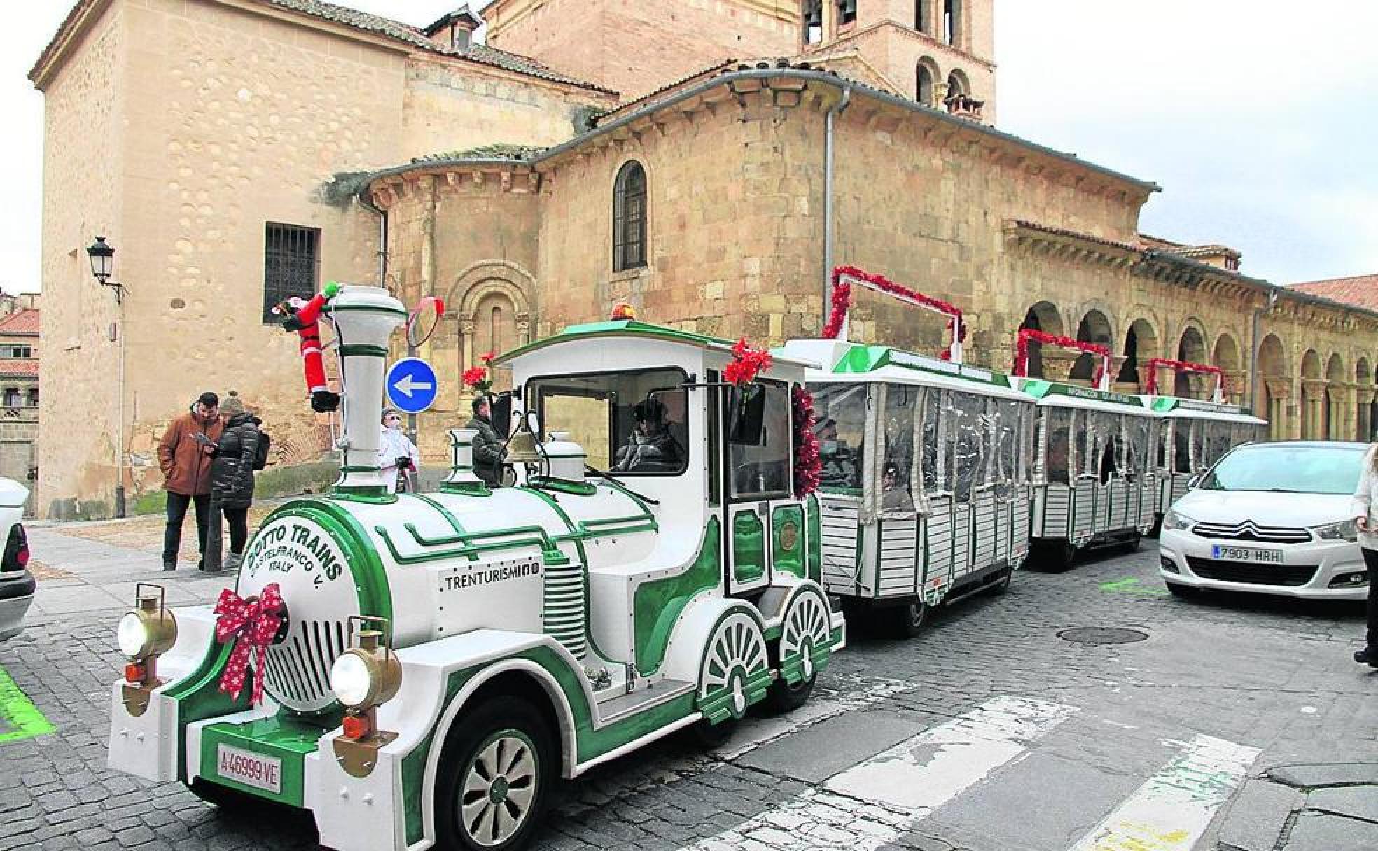 El actual tren turístico pasa delante de la iglesia de San Martín. 