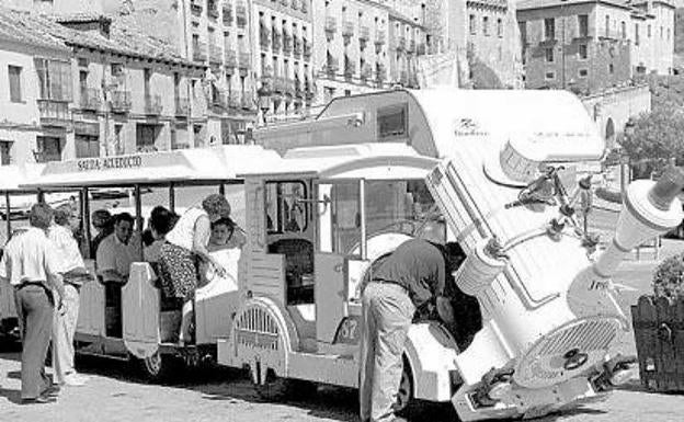 Imagen principal - Este era el tren turístico que circuló en Segovia entre 1998 y 1999. El viaje duraba algo más de media hora y costaba 400 pesetas para los adultos y 300 para los niños. 