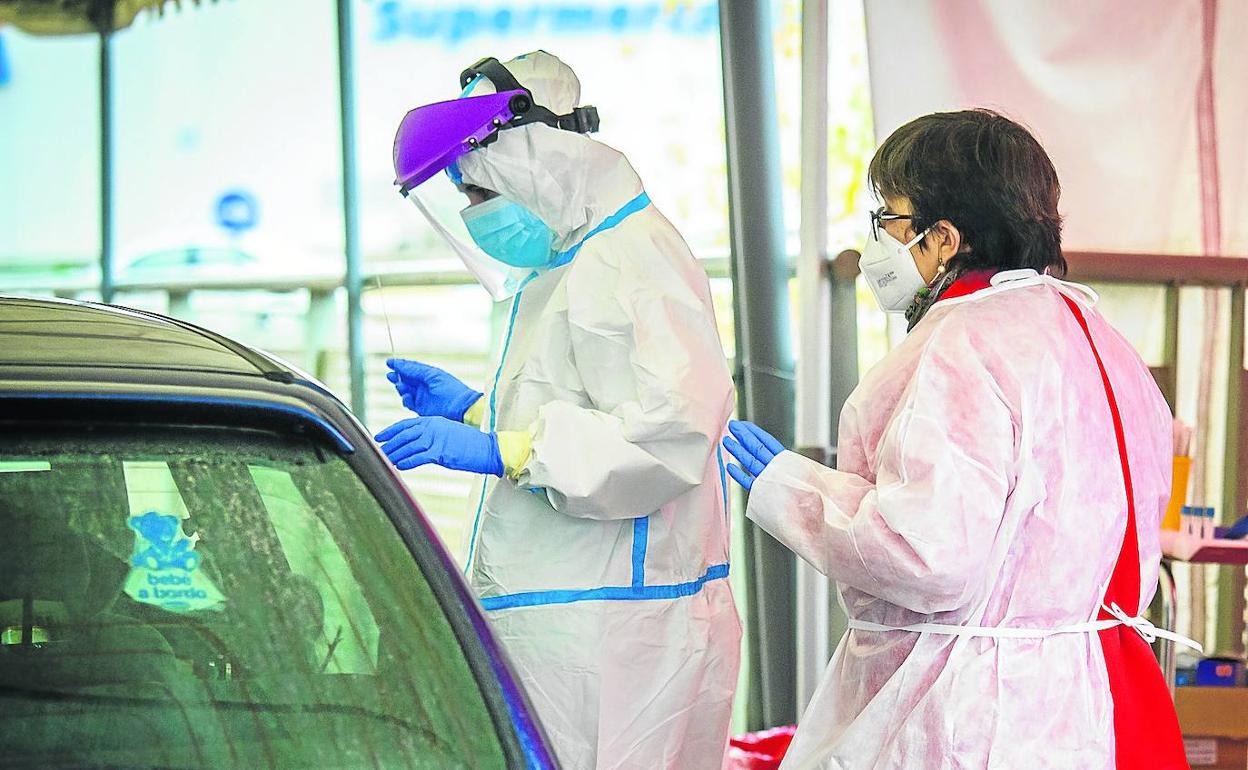 Sanitarios hacen pruebas de PCR, ayer, en el parking del Centro de Salud de Ciudad Rodrigo, donde los casos por 100.00 habitantes a 14 días se acercan a los 1.000. 