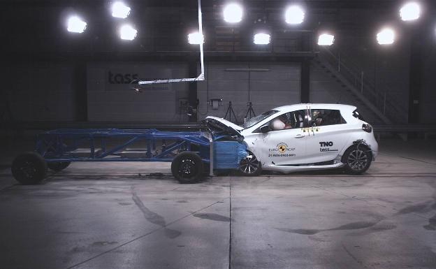 El Zoe cae de 5 a 0 estrellas en el test de EuroNCAP