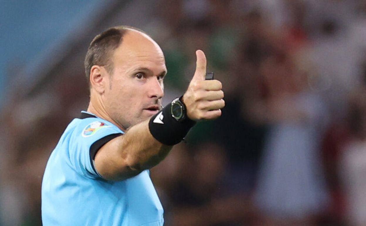 Mateu Lahoz, dirigiendo un partido de la última Eurocopa. 