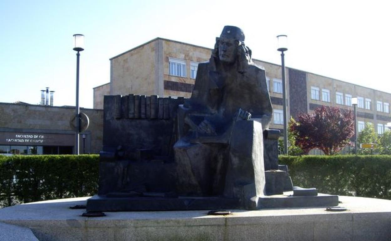 Estatua de Nebrija en la zona universitaria.