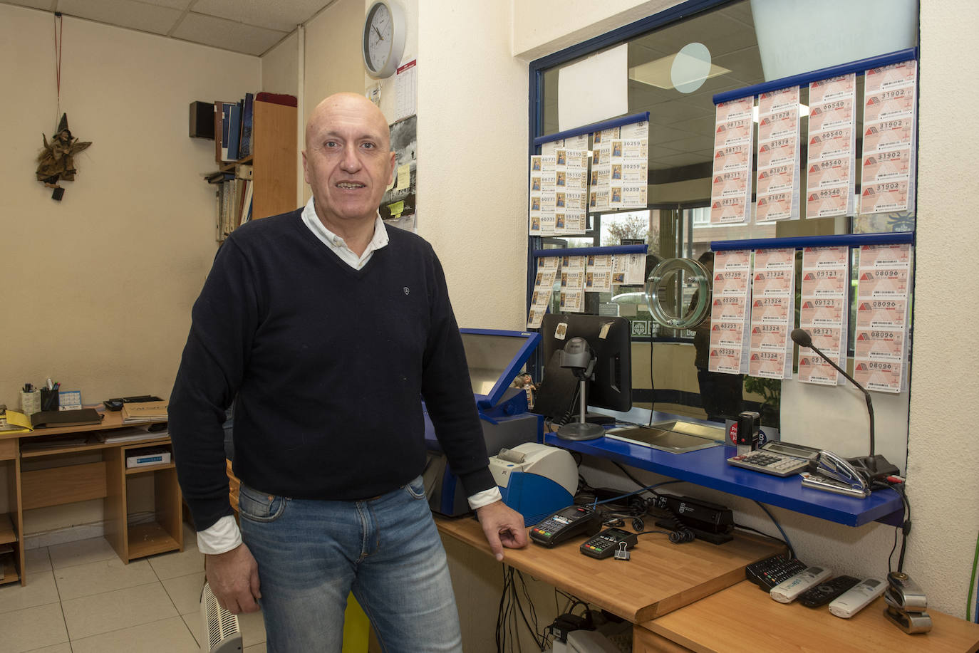 Luis Galindo posa en su despacho situado en el barrio de Nueva Segovia.