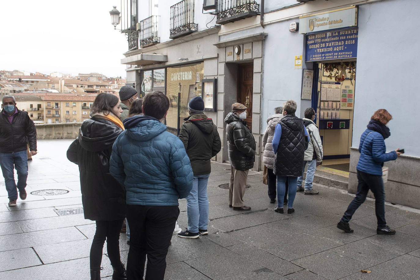 Colas en una de las administraciones de lotería de Segovia.