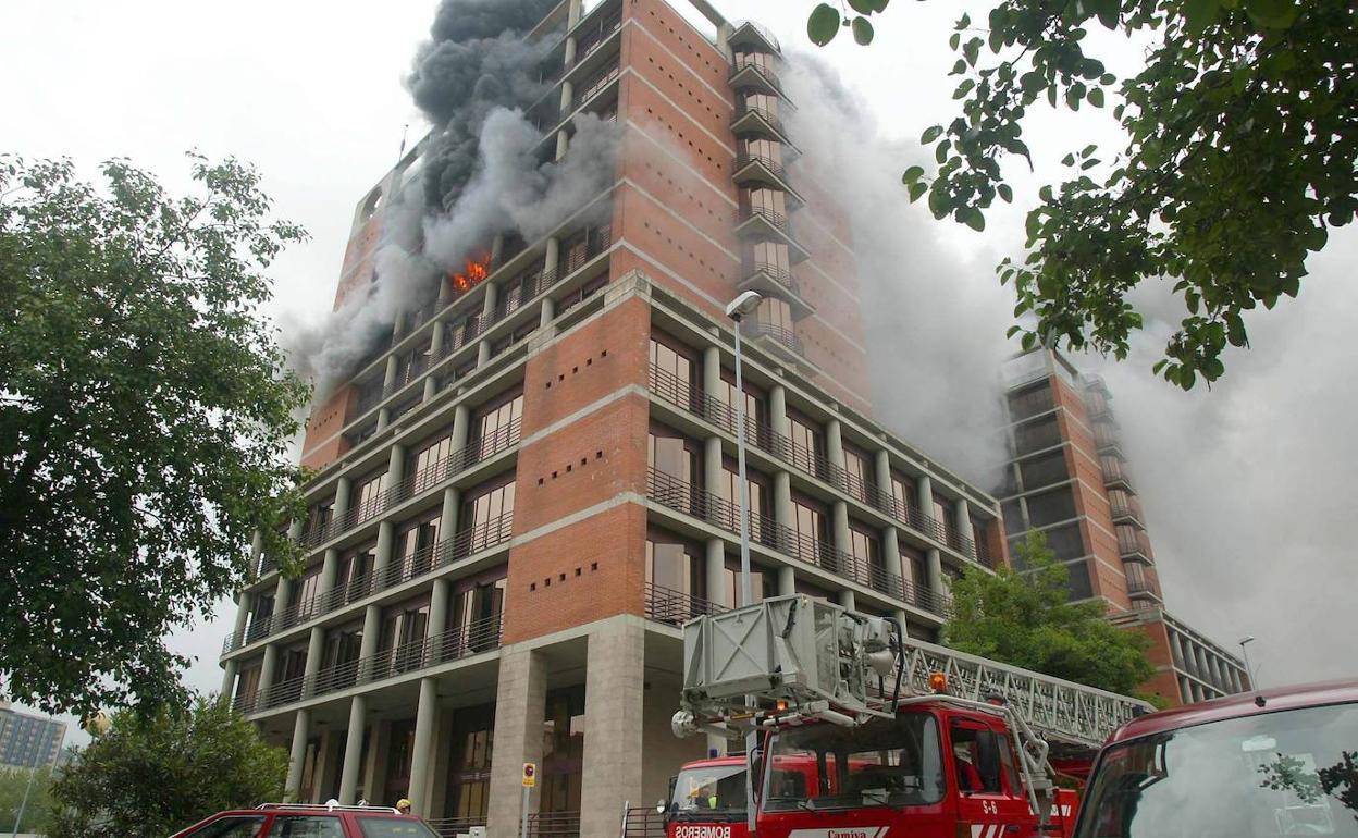 El fuego asola la torre de la Hacienda vasca, en San Sebastián, en 2005. 