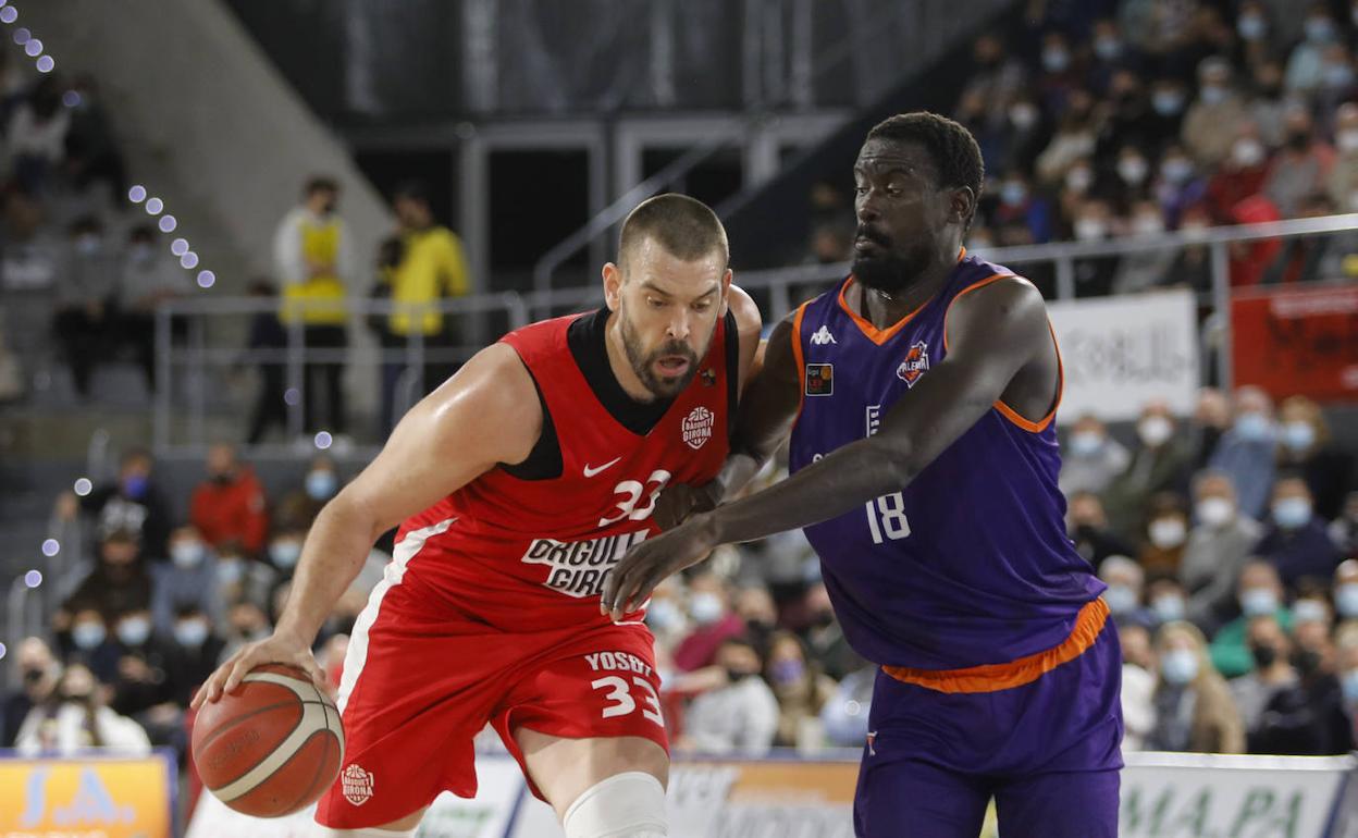 Marc Gasol trata de superar a Bamba Fall, este viernes en el Pabellón. 