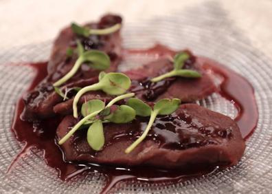 Imagen secundaria 1 - Ajoblanco de pistachos de La Seca y mini burguer de conejo; Lomo de ciervo con salsa de frutos rojos y puré de castañas, y Coulant de chocolate. 