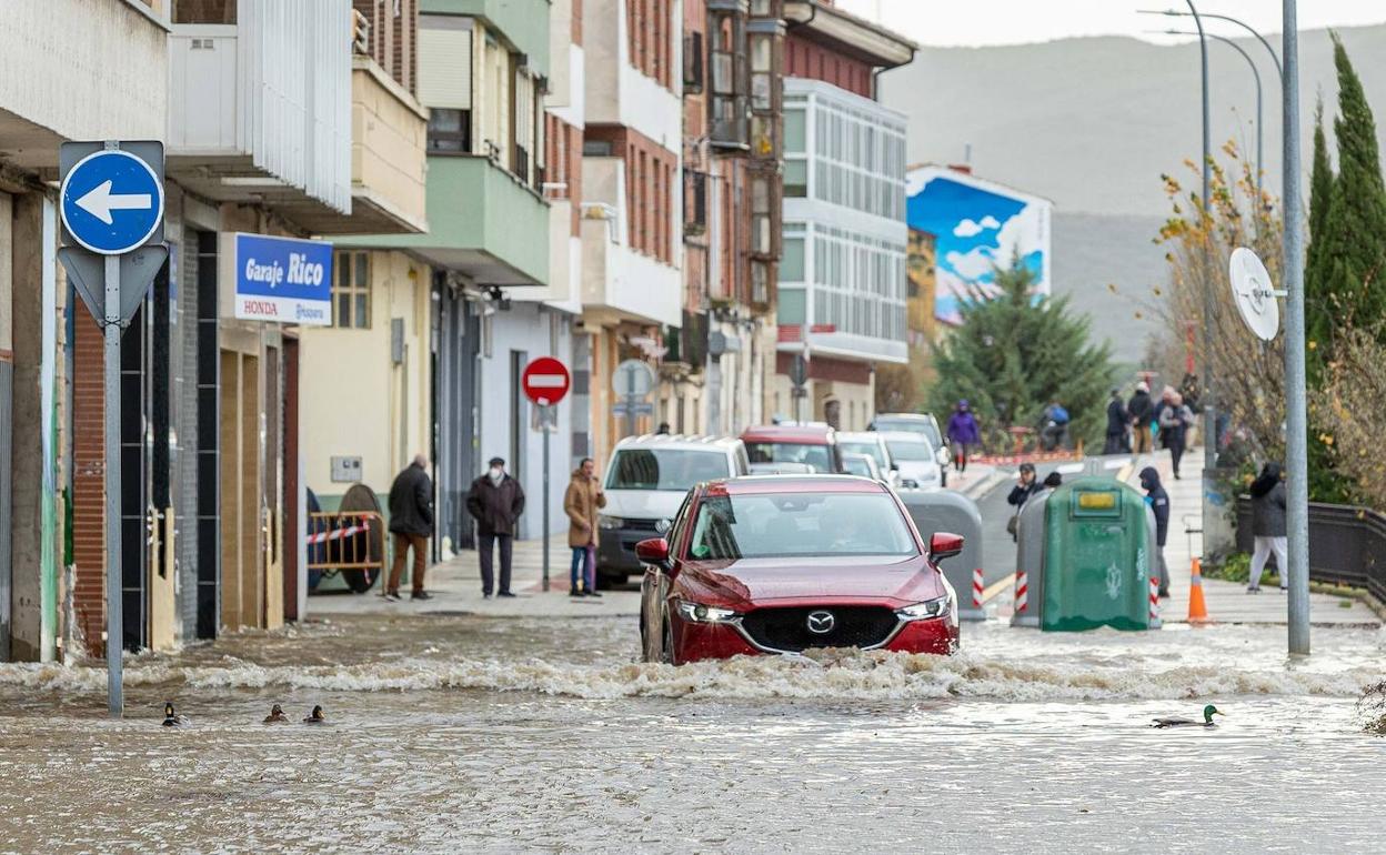 Un coche pasa por la anegada Miranda de Ebro.