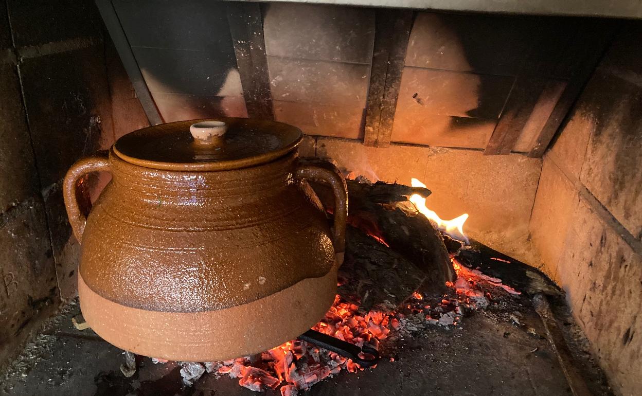 Cocido en olla de barro y al calor de la lumbre de leña | El Norte de  Castilla