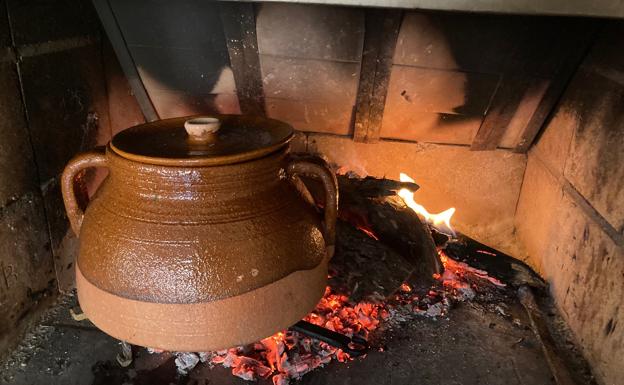 Cocido en olla de barro y al calor de la lumbre de leña