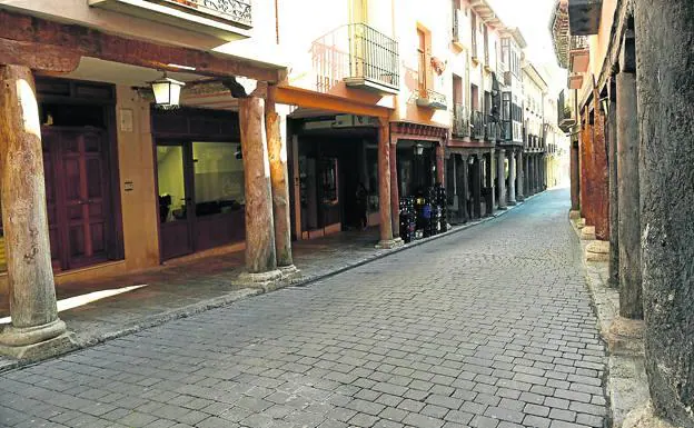 La Rúa, arteria principal del casco histórico riosecano. 