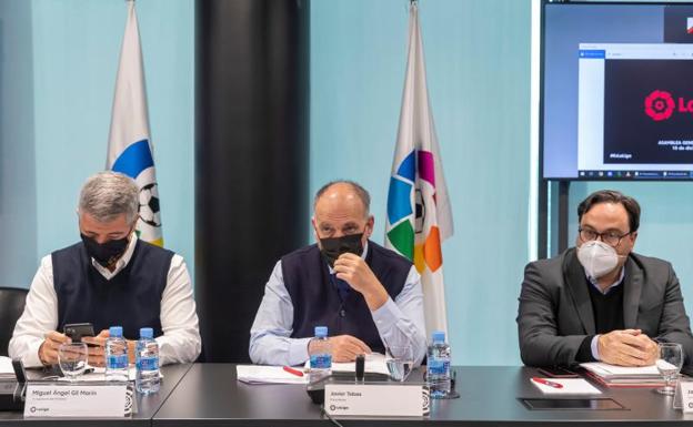 Javier Tebas (c) preside la reunión de la Asamblea general de LaLiga. 