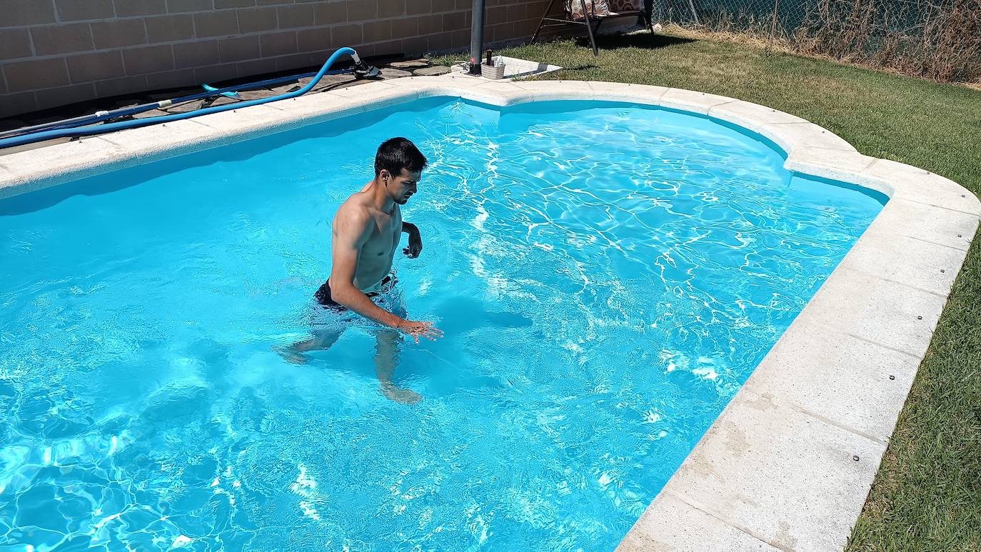 Rehabilitación en la piscina de una vecina.