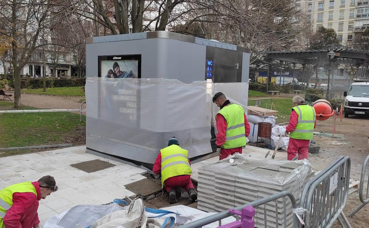 Operarios de la empresa rematan la instalación de la cabina. 