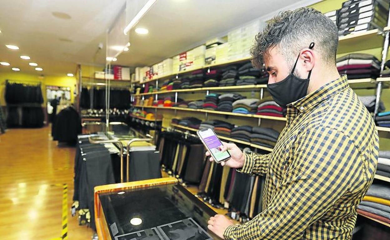 Un dependiente utiliza la aplicación para cobrar.