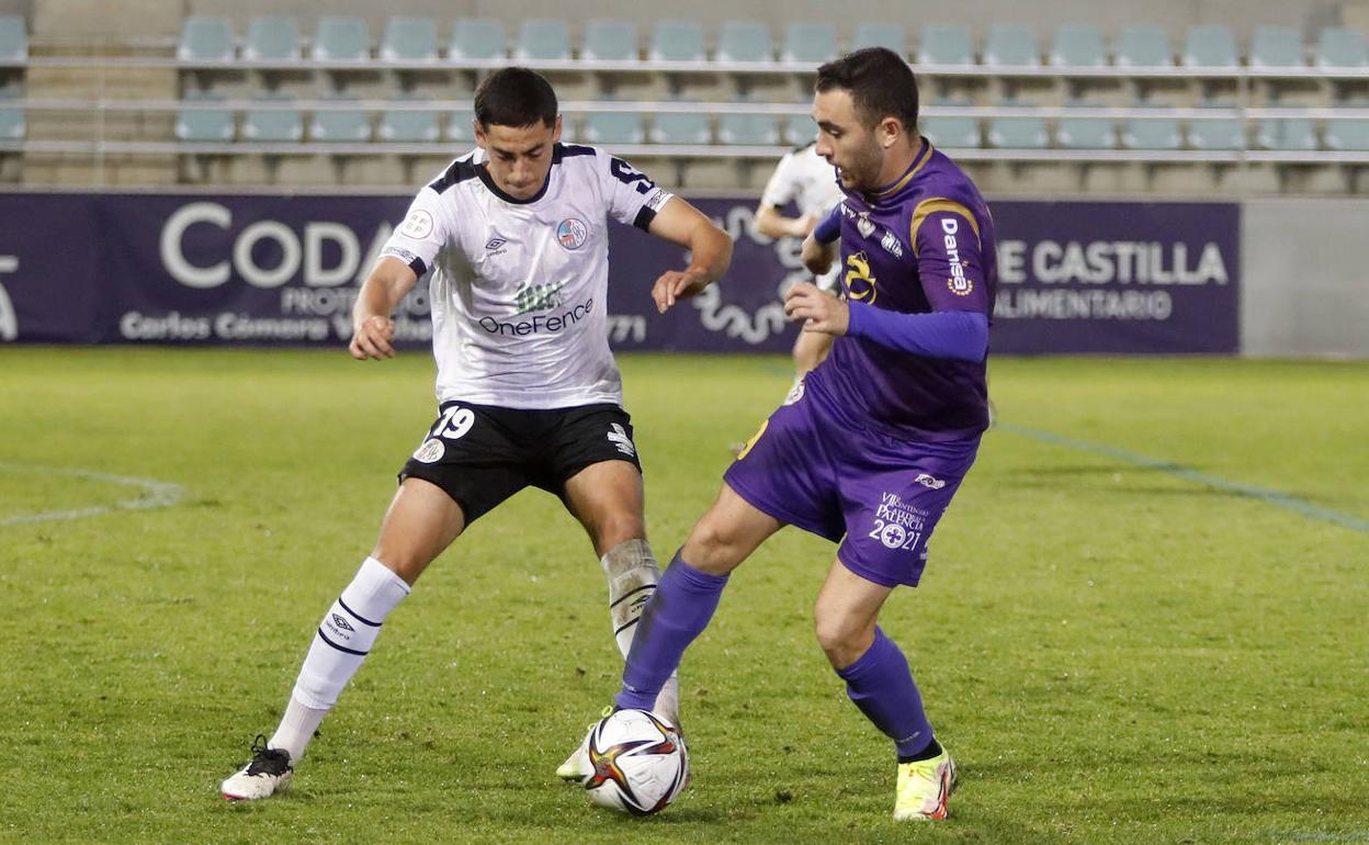 Sualdea mantiene el balón ante Fer Romero del Salamanca UDS en el partido de esta tarde en La Balastera.