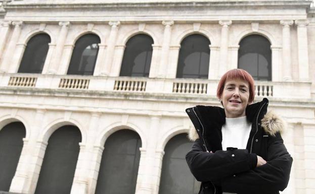 Virginia Domingo posa para la entrevista ante la sede del Tribunal Superior de Justicia de Castilla yLeón, en la capital burgalesa.